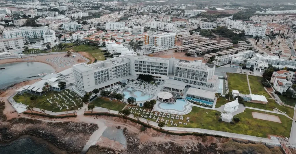 Almyra Hotel Paphos: Luxe verblijf aan de kust van Cyprus