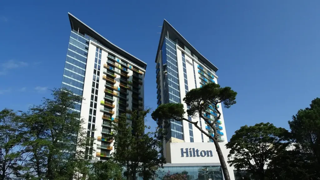 Hilton hotel düsseldorf: luxe verblijf in het centrum